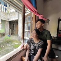 Istri Dorry Harsa ini tampil sederhana dengan daster. Meskipun tanpa mengenakan makeup, wajah Nella Kharisma tetap ayu. Foto: Instagram