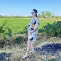 Ini gaya Nella Kharisma berdaster saat hamil. Ia pun tampil chic dengan mengenakan kacamata dan bando. Foto: Instagram