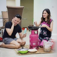 Meskipun kini menjalani peran sebagai ibu dua anak. Nella Kharisma kerap berbagi aktivitasnya saat mengerjakan berbagai pekerjaan rumah. Foto: Instagram