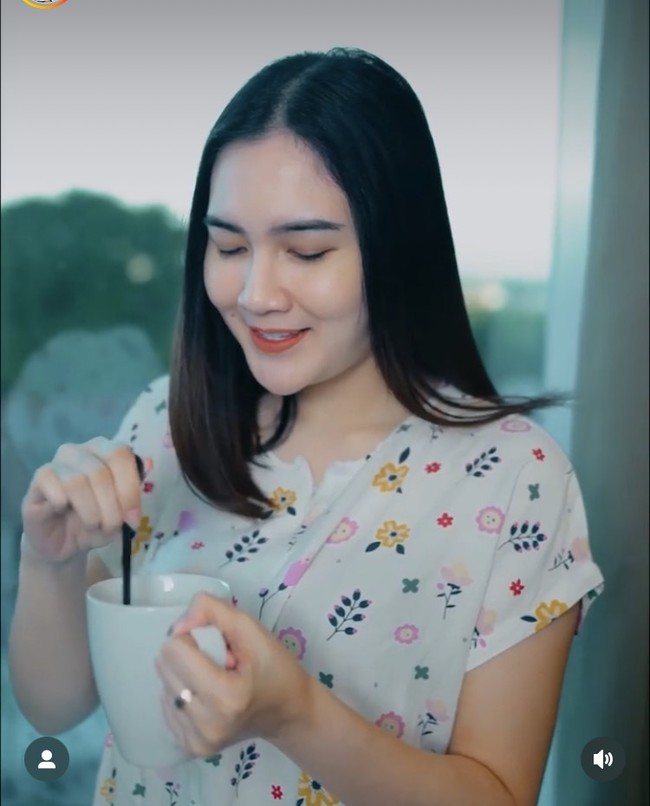 Nella Kharisma pun pandai memadu padankan penampilannya agar terlihat stylish meskipun sedang memakai daster. Foto: Instagram