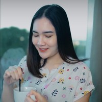 Nella Kharisma pun pandai memadu padankan penampilannya agar terlihat stylish meskipun sedang memakai daster. Foto: Instagram