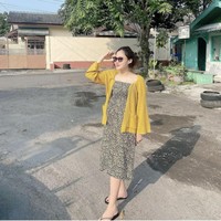 Seperti pada foto ini saat biduan cantik tersebut tengah jalan-jalan sore. Ia mengenakan daster yang dipadupadankan dengan kardigan. Foto: Instagram