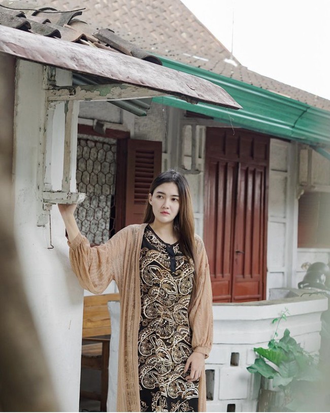 Bagaimana menurutmu dengan penampilan Nella Kharisma ketika mengenakan daster ini? Foto: Instagram