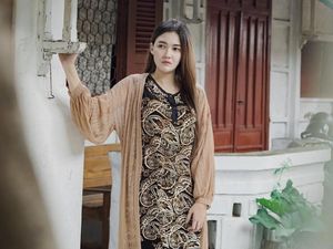 9 Foto Nella Kharisma Percaya Diri Tampil Tak Glamour, Cuma Dasteran