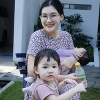 Pedangdut Nella Kharisma biasa tampil glamor dan memukau di atas panggung. Pada kesehariannya, Nella pun berani tampil sederhana sambil mengasuh buah hatinya. Foto: Instagram