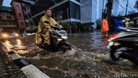Genangan dan lalu lintas yang tersendat ini terjadi pada pukul 17.30 WIB.