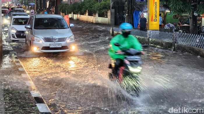 Genangan di Cipulir Biin Lalin Sempat Tersendat Genangan di Cipulir Biin Lalin Sempat Tersendat