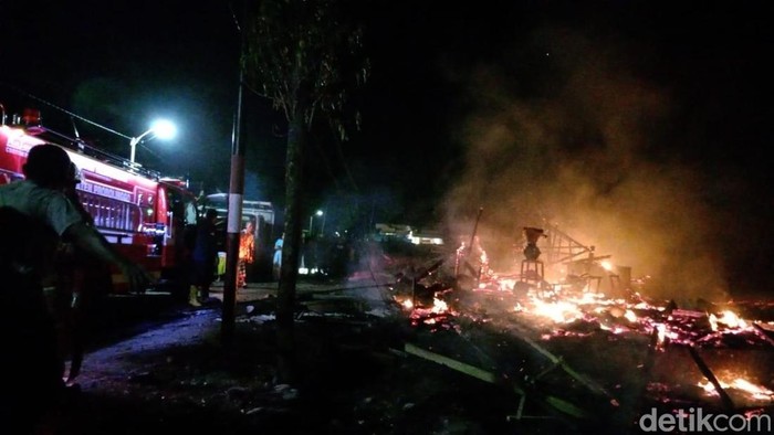 Gudang dan truk di Probolinggo hangus terbakar