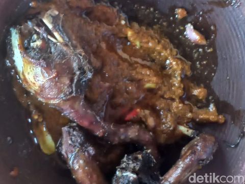 Gurih dan Pedas Manuk Kowak Sambal Asam Lamongan