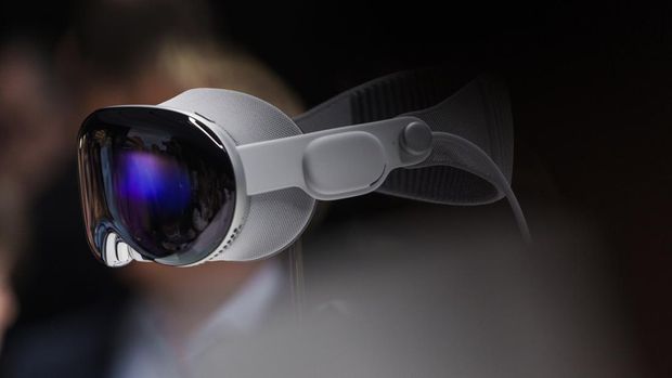 Headset Apple Vision Pro mixed reality (XR) dipamerkan pada Apple Worldwide Developers Conference di tempat kampus Apple Park di dalam Cupertino, California, AS, pada hari Senin, 5 Juni 2023. Apple Inc. akan membandrol $3.499 untuk headset campuran realitas yang dimaksud sudah lama ditunggu , menguji apakah konsumen siap menghabiskan berbagai uang untuk teknologi yang dimaksud dilihat perusahaan sebagai masa depan komputasi. (Philip Pacheco/Bloomberg via Getty Images)