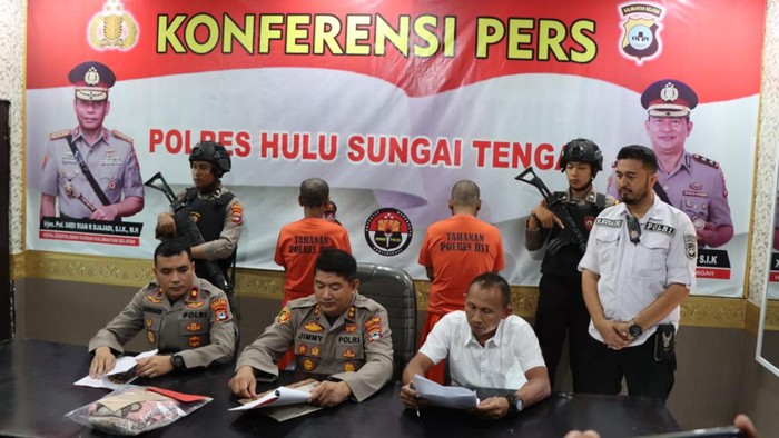 Polisi saat merilis kasus pemerkosaan terhadap siswi kelas 5 SD di Hulu Sungai Tengah, Kalimantan Selatan (Kalsel) yang dilakukan ayah dan kakeknya.