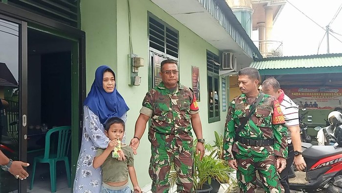 Ilham dikembalikan ke orang tuanya setelah dijemput Babinsa ke Suku Anak Dalam. (Foto: Istimewa)
