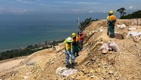 DAHANA memasok bahan peledak dan jasa peledakan untuk PT Bengalon Limestone dalam rangka kegiatan penambangan, serta untuk PT Kobexindo Cement dalam rangka kegiatan konstruksi. Kedua konsumen ini merupakan anak usaha dari Hongshi Group, produsen semen terkemuka asal China yang dikenal dengan brand semennya, yaitu Singa Merah.  