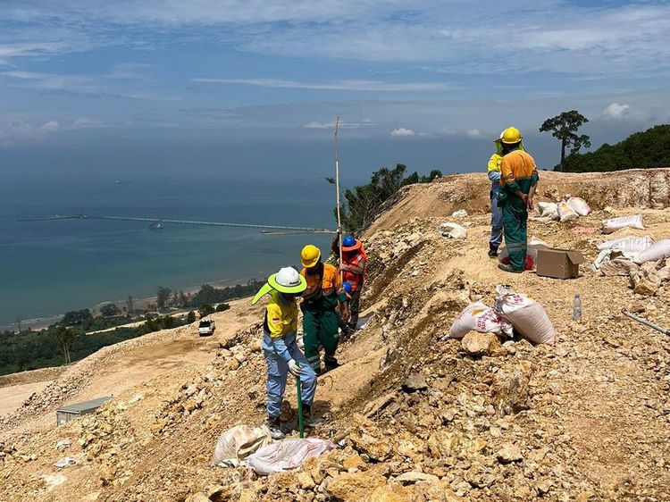 Ini Potret Peledakan Perdana di Tambang Semen Kaltim