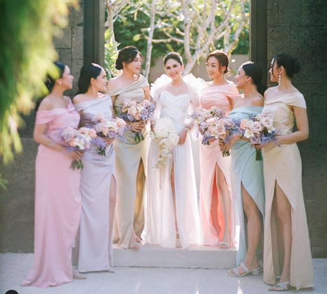Jika diberikan bahan satin silk maka potongan baju bridesmaid dari pernikahan Jessica Mila ini bisa menginspirasi. Potongan sabrina dan belahan rok yang panjang memberikan tampilan anggun dan cantik. Foto: Instagram @jscmila