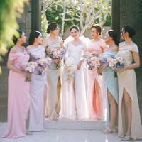 Jika diberikan bahan satin silk maka potongan baju bridesmaid dari pernikahan Jessica Mila ini bisa menginspirasi. Potongan sabrina dan belahan rok yang panjang memberikan tampilan anggun dan cantik. Foto: Instagram @jscmila