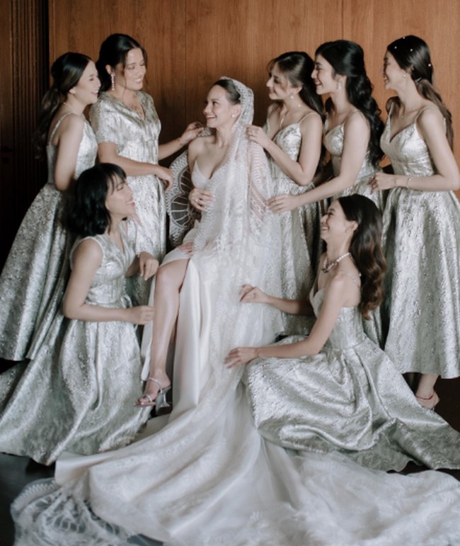 Gaun klasik berbahan jacquard warna silver bisa menjadi inspirasi baju bridesmaid dari pernikahan Enzy Storia. Cocok untuk tema pernikahan internasional. Foto: Instagram @enzystoria