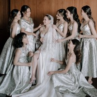Gaun klasik berbahan jacquard warna silver bisa menjadi inspirasi baju bridesmaid dari pernikahan Enzy Storia. Cocok untuk tema pernikahan internasional. Foto: Instagram @enzystoria