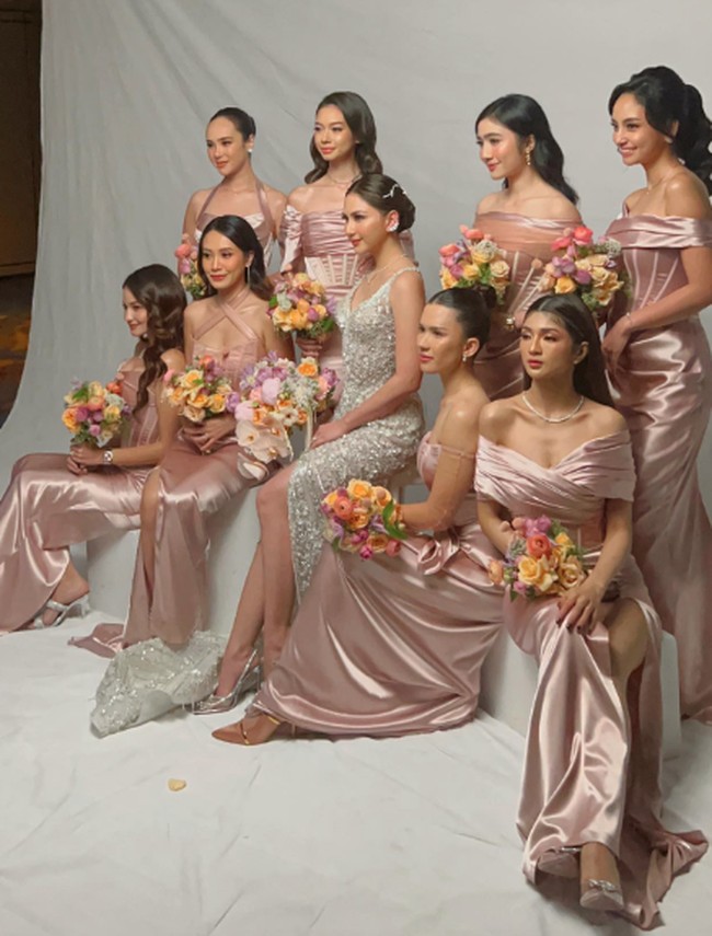 Masih dengan bahan satin silk dengan nuansa rose gold bisa membuat baju bridesmaid lebih kekinian dan anggun. Ini gaya bridesmaid di pernikahan Jessica Mila. Foto: Instagram @febbyrastanty
