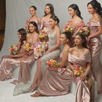 Masih dengan bahan satin silk dengan nuansa rose gold bisa membuat baju bridesmaid lebih kekinian dan anggun. Ini gaya bridesmaid di pernikahan Jessica Mila. Foto: Instagram @febbyrastanty