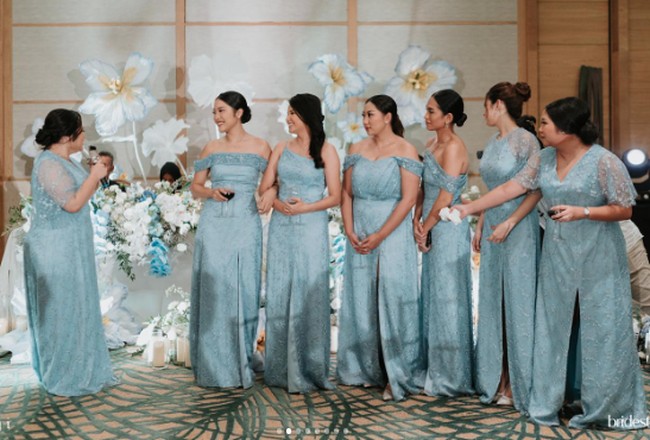 Lihat inspirasi baju bridesmaid dengan perpaduan kain satin dan brokat dari pernikahan Mikha Tambayong. Gaun sabrina tampaknya menjadi tren belakangan ini. Foto: dok. Bridestory