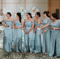 Lihat inspirasi baju bridesmaid dengan perpaduan kain satin dan brokat dari pernikahan Mikha Tambayong. Gaun sabrina tampaknya menjadi tren belakangan ini. Foto: dok. Bridestory