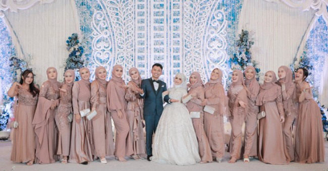 Buat kamu yang berhijab, gaya bridesmaid dari pernikahan pasangan Reza Surya dan Alifhia Fitri. Foto: Instagram @alfhiafitri