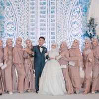 Buat kamu yang berhijab, gaya bridesmaid dari pernikahan pasangan Reza Surya dan Alifhia Fitri. Foto: Instagram @alfhiafitri