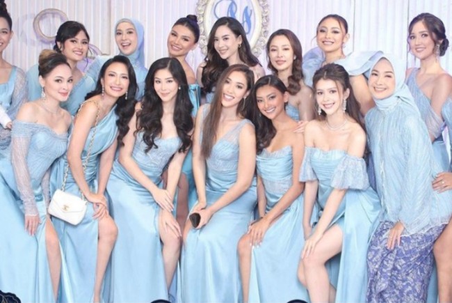 Inspirasi baju bridesmaid selanjutnya bisa melihat gaya para Puteri Indonesia di pernikahan Puteri Indonesia 2020, Ayu Maulida, yang mengenakan gaun biru muda. Foto: Instagram