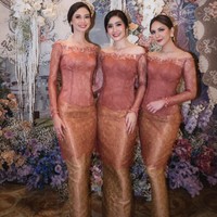 Untuk pernikahan tradisional, model baju bridesmaid dengan permainan brokat dan beads yang cantik bisa memberikan kesan elegan seperti gaya Yuki Kato, Jessica Mila, dan Febby Rastanty. Potongan kerah sabrina juga bisa menambah keanggunanmu. Foto: Instagram @febbyrastanty