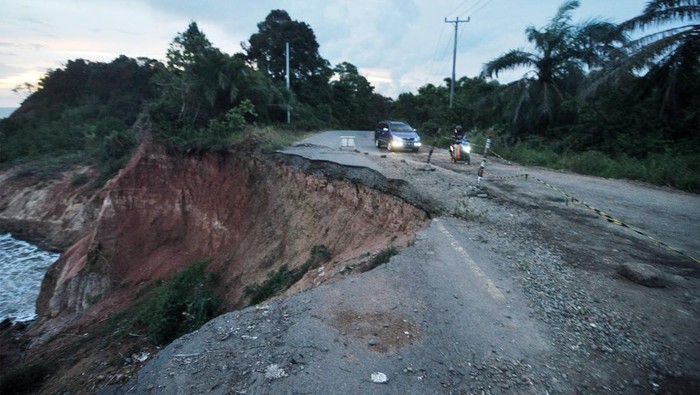 Sejumlah kendaraan melintas di jalan lintas barat Sumatera yang menghubungkan Provinsi Bengkulu dan Provinsi Sumatera Barat di Kabupaten Bengkulu Utara, Bengkulu, Senin (5/6/2023). Sejumlah ruas jalan yang menghubungkan Bengkulu dan Sumbar terdampak abrasi pantai sehingga mengancam keselamatan pengendara. ANTARA FOTO/Muhammad Izfaldi