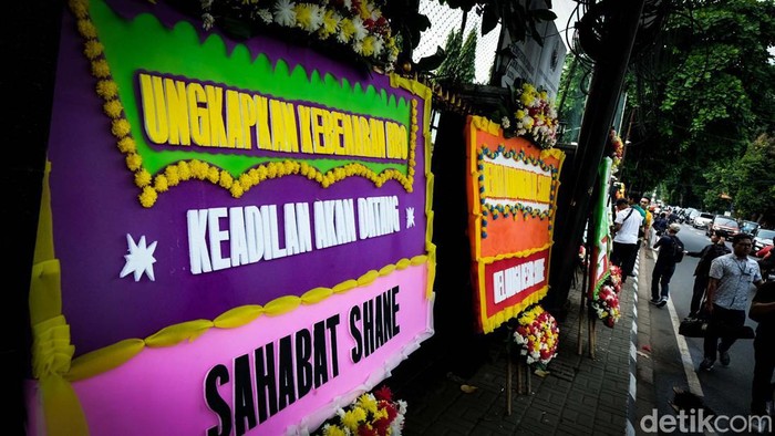 Jelang Sidang, Karangan Bunga Dukungan ke Shane Lukas Berjejer Shane Lukas dan Mario Dandy bakal menjalani sidang perdana kasus penganiayaan terhadap David Ozora hari ini. Karangan bunga dukungan untuk Shane berjejer di depan PN Jaksel, Selasa (6/6/2023).