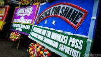 Karangan bunga ini berisi kalimat dukungan supaya Shane memperjuangkan keadilan.