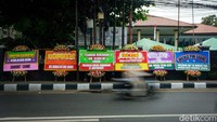 Karangan bunga dukungan untuk Shane berjejer di depan PN Jaksel, Jalan Ampera Raya, Jakarta, Selasa (6/6/2023). 