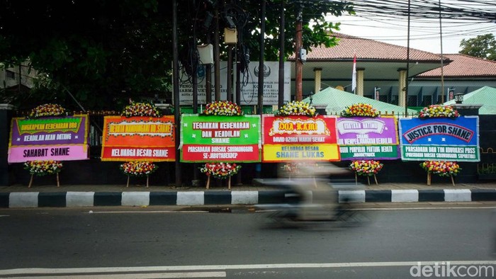 Jelang Sidang, Karangan Bunga Dukungan ke Shane Lukas Berjejer Shane Lukas dan Mario Dandy bakal menjalani sidang perdana kasus penganiayaan terhadap David Ozora hari ini. Karangan bunga dukungan untuk Shane berjejer di depan PN Jaksel, Selasa (6/6/2023).