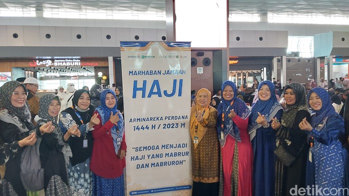 Jemaah haji khusus dari PT Arminareka Perdana hari ini mulai berangkat ke Arab Saudi.
