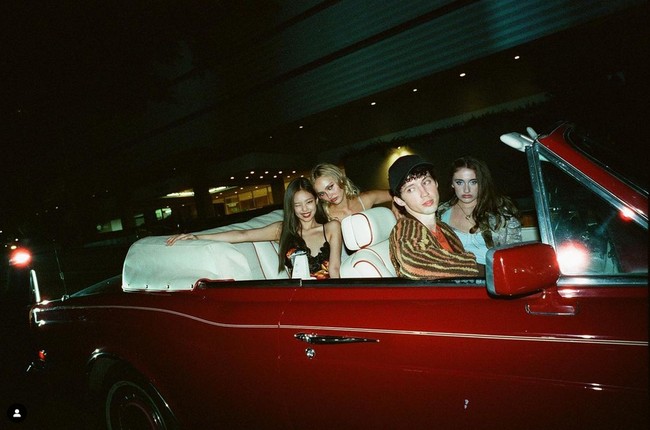 Bersama Lily-Rose Depp dan Troye Sivan, Jennie BLACKPINK beradegan mabuk di sebuah kelab malam. Foto: dok. HBO Max