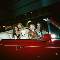 Bersama Lily-Rose Depp dan Troye Sivan, Jennie BLACKPINK beradegan mabuk di sebuah kelab malam. Foto: dok. HBO Max