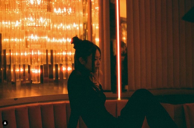 Sebelum resmi tayang pada Minggu (4/6/2023), akun Instagram @theidol membagikan foto Jennie BLACKPINK dari sebuah adegan yang akan ditampilkan selanjutnya. Foto: dok. HBO Max