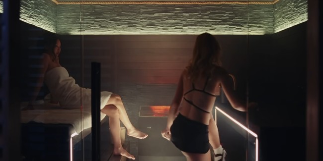 Adegan lain yang bikin penggemar gempar menampilkan Jennie BLACKPINK berbalut handuk di ruang sauna. Foto: dok. HBO Max