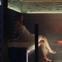 Adegan lain yang bikin penggemar gempar menampilkan Jennie BLACKPINK berbalut handuk di ruang sauna. Foto: dok. HBO Max