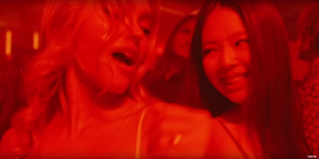 Meskipun penampilan Jennie menuai perdebatan netizen Korea, penggemar tetap menunjukkan dukungan untuknya yang debut dengan nama panggung Jennie Ruby Jane. Foto: dok. HBO Max