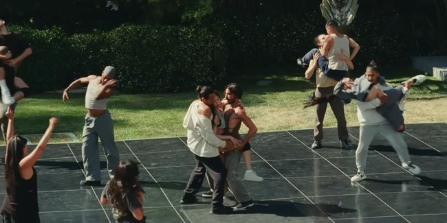 Kini publik menyorot adegan seksi Jennie BLACKPINK dalam serial The Idol. Pasalnya lawan main Lily-Rose Depp itu melakukan tarian sensual bersama sejumlah pria. Foto: dok. HBO Max