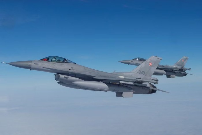 F-16 aircrafts fly during a NATO media event at an airbase in Malbork, Poland, March 21, 2023. REUTERS/Lukasz Glowala