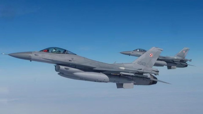 F-16 aircrafts fly during a NATO media event at an airbase in Malbork, Poland, March 21, 2023. REUTERS/Lukasz Glowala