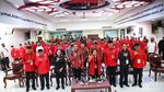 Jokowi, Megawati dan Ganjar Kompak Salam Metal di Rakernas PDIP Jokowi, Megawati dan Ganjar Kompak Salam Metal di Rakernas PDIP