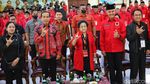 Jokowi, Megawati dan Ganjar Kompak Salam Metal di Rakernas PDIP Jokowi, Megawati dan Ganjar Kompak Salam Metal di Rakernas PDIP