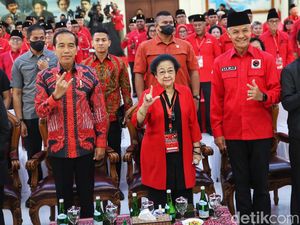 Jokowi, Megawati dan Ganjar Kompak Salam Metal di Rakernas PDIP