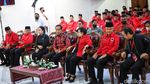 Jokowi, Megawati dan Ganjar Kompak Salam Metal di Rakernas PDIP Jokowi, Megawati dan Ganjar Kompak Salam Metal di Rakernas PDIP