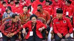 Jokowi, Megawati dan Ganjar Kompak Salam Metal di Rakernas PDIP Jokowi, Megawati dan Ganjar Kompak Salam Metal di Rakernas PDIP